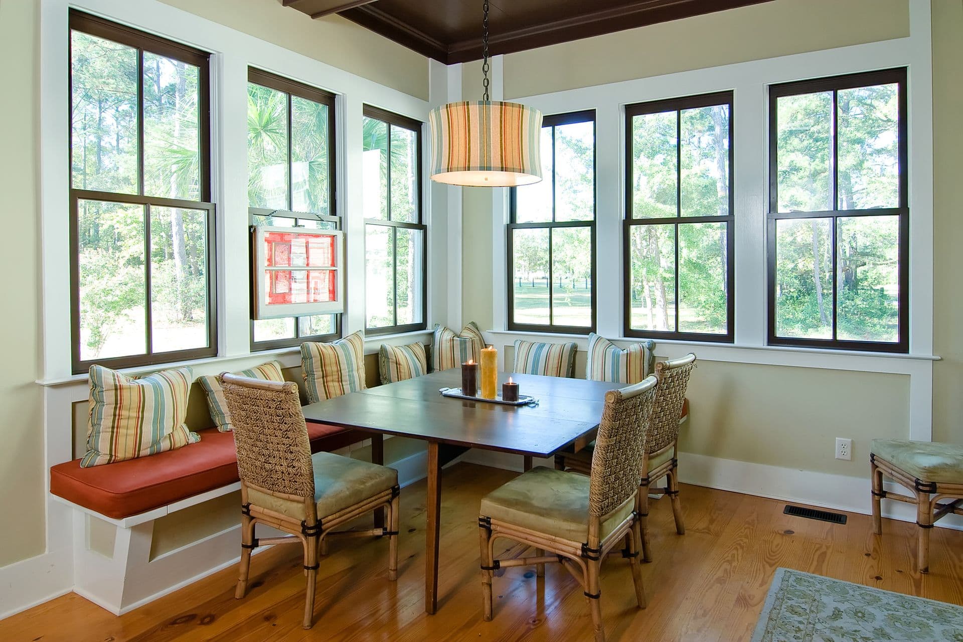bigstock-diningroom-with-view-windows-18524378 (3)